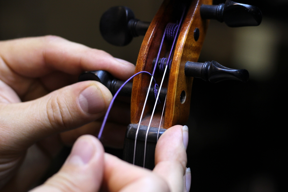 Abrazadera nudo fuga Cambiar una cuerda de violín – Todo Violín